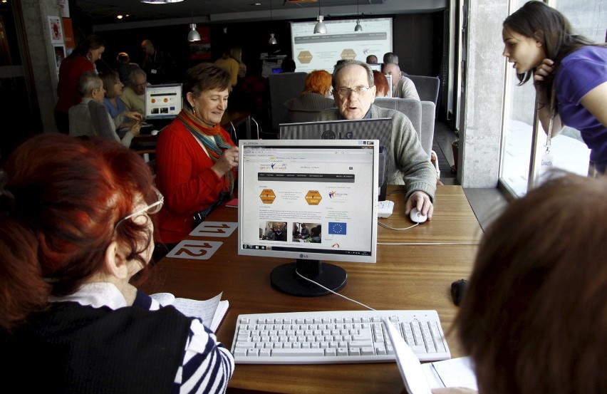 WBP Lublin: Seniorzy serfują w Internecie (foto, wideo)