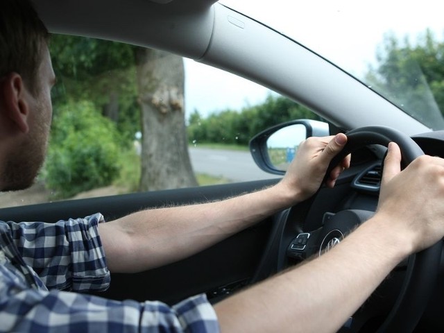 Kierowca nie widzi drogi, na którą ma wjechać, tym bardziej że ma pod górę. Musi więc w ciemno wjechać na drogę powiatową. Choć jest tam ograniczenie do 70 km/h, większość kierowców go nie przestrzega. Lepiej więc wyciąć drzewo i krzaki niż czekać na kolejną tragedię. 