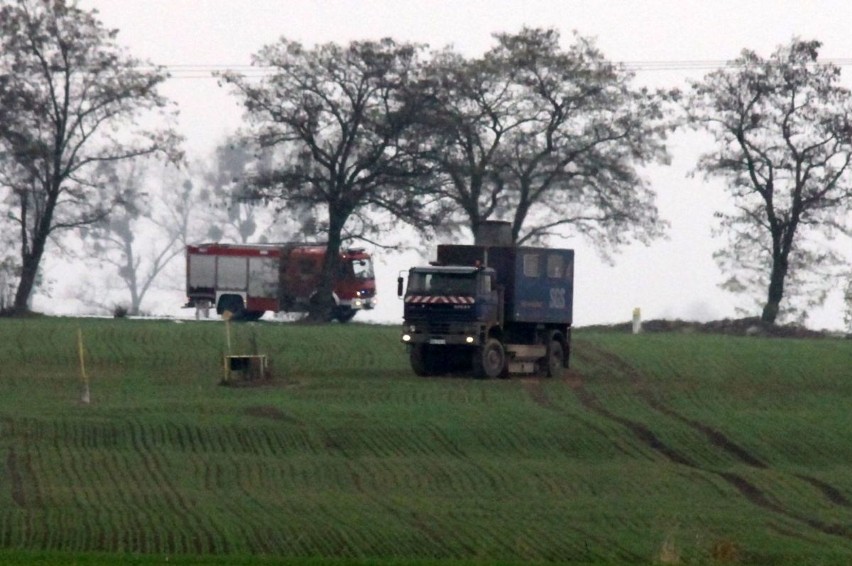 Gaz ulatnia się z rurociągu na polu pod Kiełczowem....