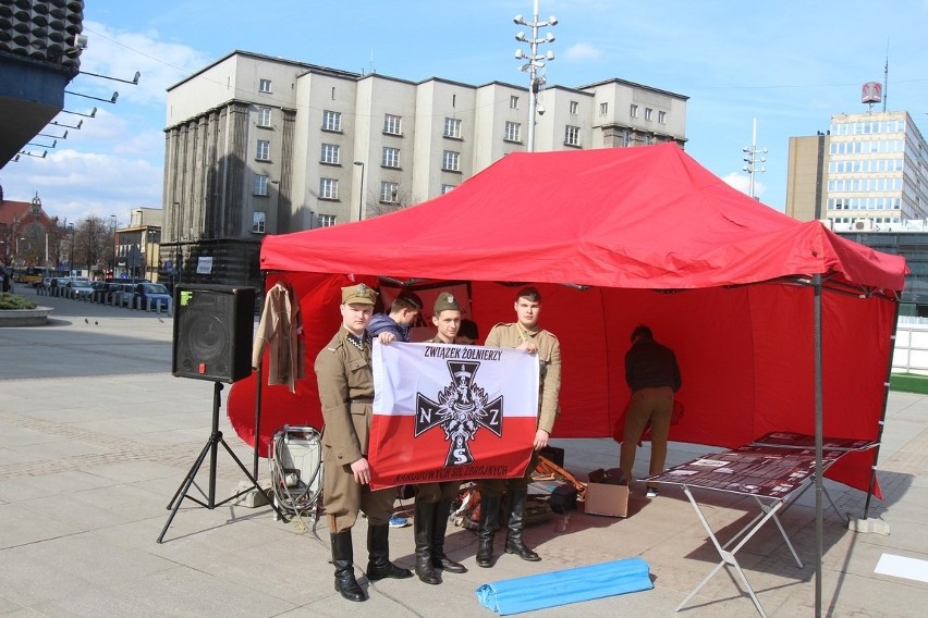 Namiot Żołnierzy Wyklętych stanął na Rynku w Katowicach