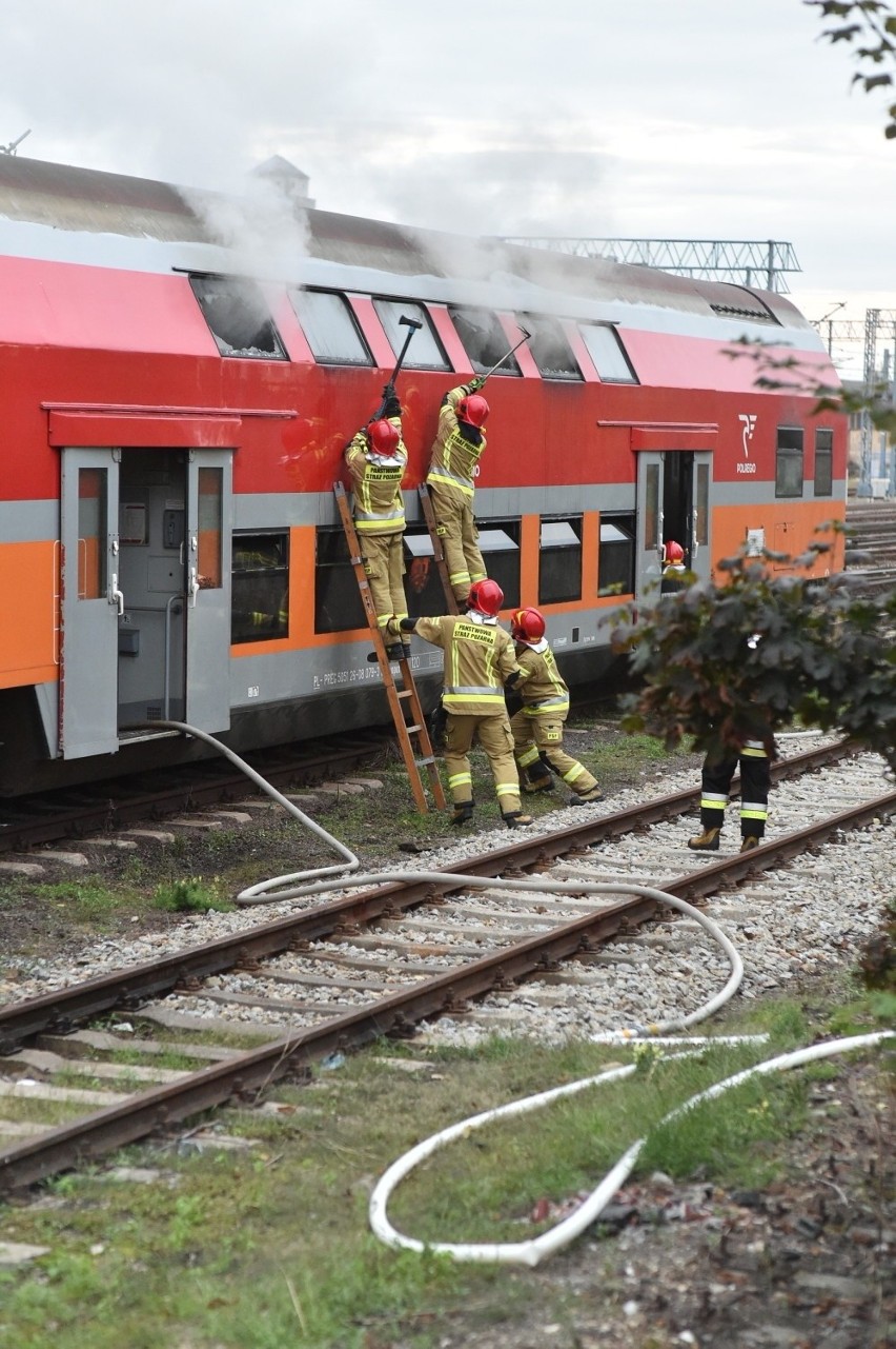 - Tam mogą być dwie osoby: kobieta i mężczyzna. Pomagam im i...