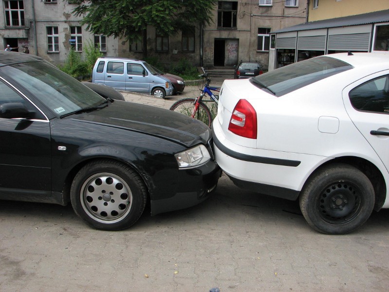 Wrocław: Rajd po Benedyktyńskiej. Pijany kierowca uszkodził kilka samochodów (ZDJĘCIA)