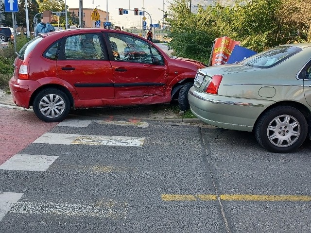 W wyniku wypadku, citroen wpadł na przejście dla pieszych i chodnik, po czym uderzył szyld reklamowy. Szczęśliwe w tym czasie nie przechodził żaden pieszy.