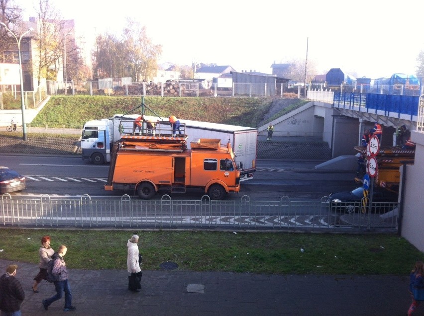 Tir blokuje al. Piłsudskiego w Sosnowcu