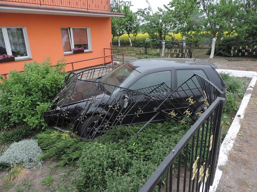 Samochód wylądował w ogródku pani Marii. To już czwarty taki przypadek w jej życiu [zdjęcia]