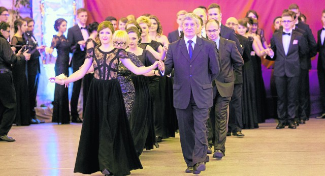 Maturzyści z VI Liceum imienia Kochanowskiego w Radomiu zwykle jako pierwsi zaczynają bal maturzystów.