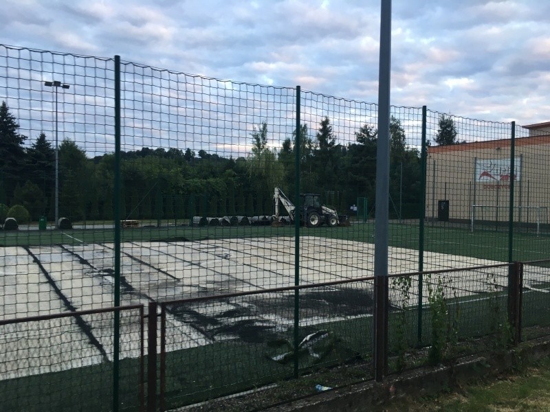 Dobczyce. Do 6 września potrwają prace przy modernizacji nawierzchni boiska „Orlik”