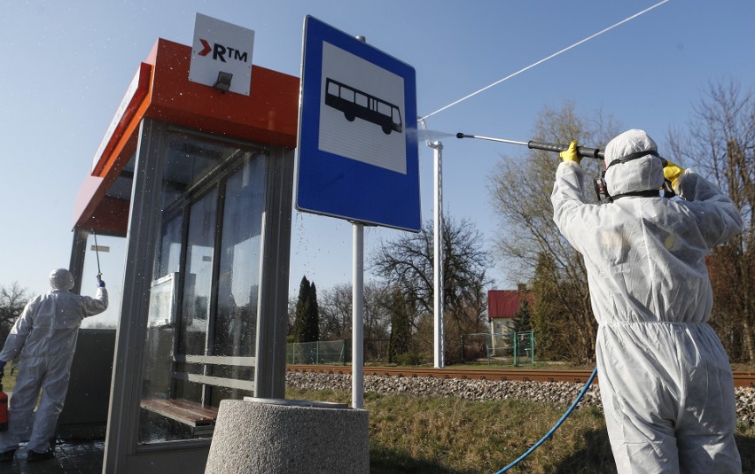 Tak wygląda proces dezynfekcji przystanków MPK Rzeszów.