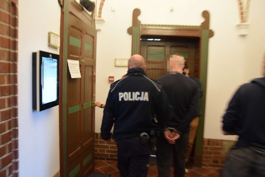 Gwałt w Skokach. W Sądzie Rejonowym w Wągrowcu rozpoczął się proces oskarżonego o ten czyn Patryka K. 