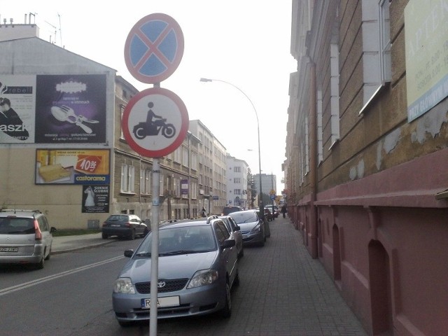 Rzeszów, ul. Naruszewicza. Czy tutaj wolno parkować samochód?