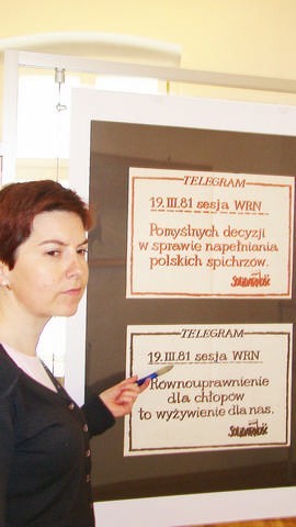 Komisarz wystawy Katarzyna Kasiborska prezentuje ulotki, jakie ukazały się przed pamiętną sesją WRN w Bydgoszczy w marcu 1981 r. 