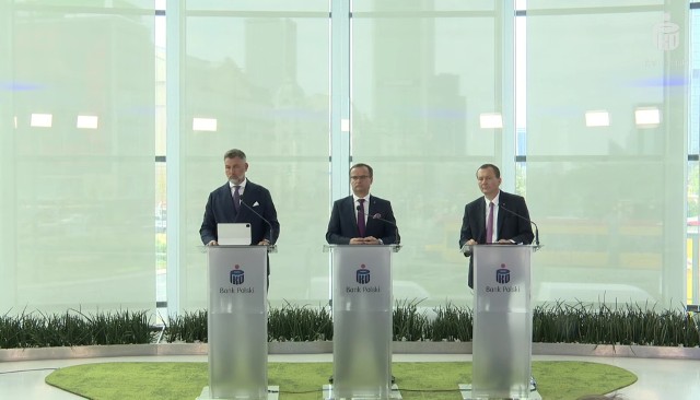 Dariusz Szwed (w środku), wiceprezes zarządu PKO BP informuje o dwumiliardowym zysku za pierwsze półrocze tego roku