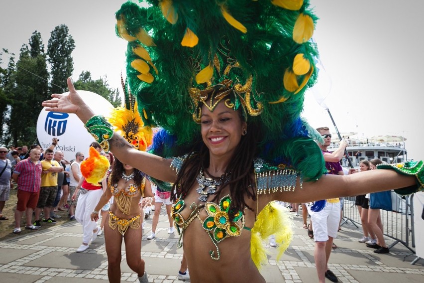 Huczna parada na zakończenie Dni Morza i Samba Port Festival [ZDJĘCIA]