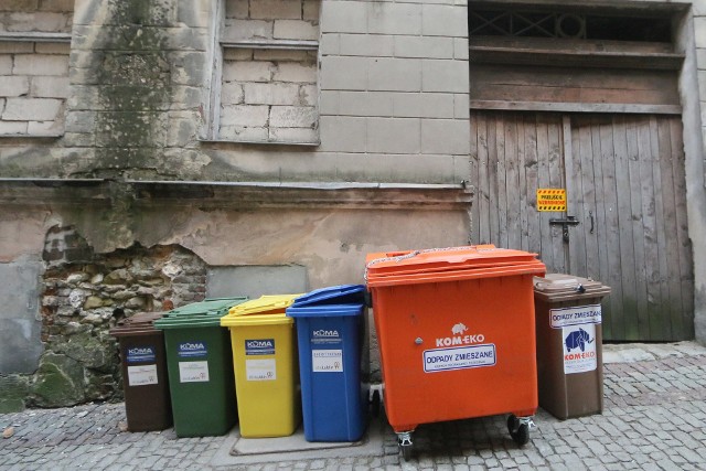 W Lublinie śmieci należy segregować na pięć frakcji, Dla ułatwienia worki na odpady, pojemniki i kontenery są w różnych kolorach
