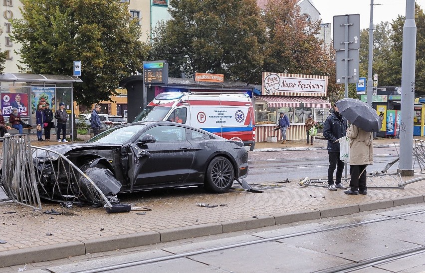 Kolizja na ul. Wyszyńskiego w Szczecinie. Samochód uderzył w barierkę [ZDJĘCIA]