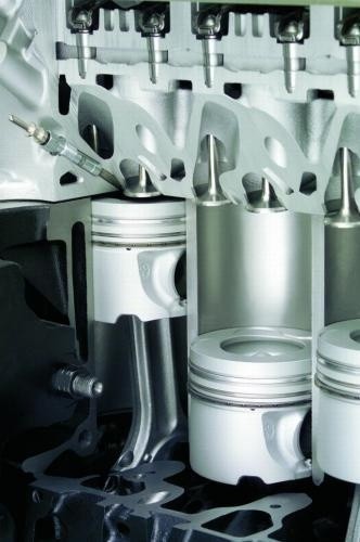 Fot. BMW: Pojemność skokowa cylindra to objętość walca, w którym porusza się tłok silnika między skrajnymi położeniami. Dla wielocylindrowej jednostki napędowej pojemność skokowa jest sumą objętości poszczególnych cylindrów.