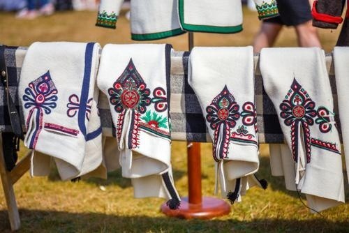 Poznaj kolory Małopolski. Inspiracje folklorem i przegląd mody ludowej: te stroje mają styl! Zobacz!