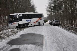 Droga była pokryta śniegiem. Kierowca mitsubishi prawdopodobnie stracił panowanie nad kierownicą i wpadł w poślizg.