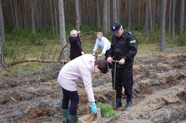 Do akcji zaproszono także samorządowców, policjantów i strażaków. Na pierwszym planie ze szpadlem Wiesław Gapa.