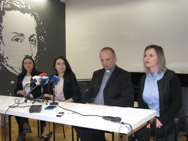 Konferencja prasowa w DIMK Opole. Od lewej: Ewelina Szendzielorz, menedżer chóru, Anna Sikora, dyrygent, ks. prof. Grzegorz Poźniak, dyrektor DIMK oraz Estera Baksik, kierownik biura DIMK.