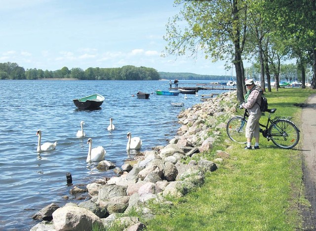 Nabrzeże jeziora Drawsko w Czaplinku. Wokół największego z jezior Pojezierza Drawskiego wiedzie 47-kilometrowy szlak pn. "Skarby Jeziora Drawsko&#8221;.