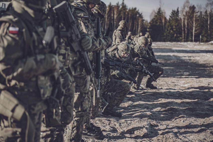 Rekruci już strzelają. Terytorialsi szkolą się na poligonie w Nowej Dębie (ZDJĘCIA)