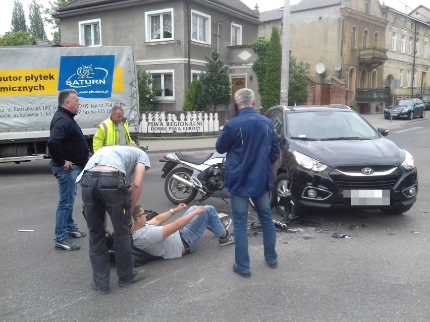 Wypadek w Świeciu. Motocyklista zderzył się z osobówką [aktualizacja]