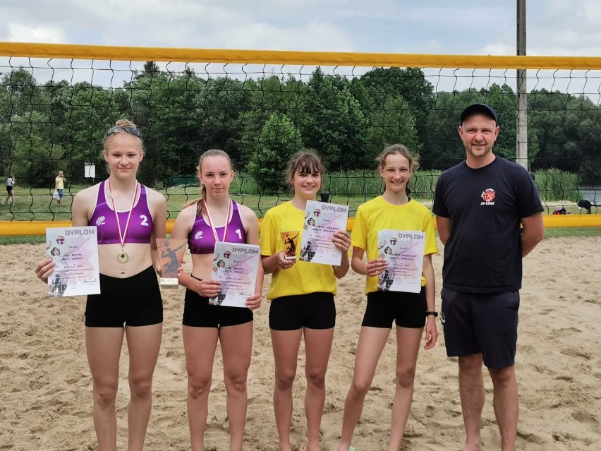 Siatkówka plażowa  Mistrzowskie tytuły Julii i Zosi z UKS Volley 34