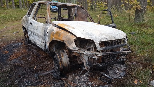 Mieszkaniec gminy Dębnica Kaszubska prosi o pomoc w ustaleniu sprawcy kradzieży jego samochodu. Auto znaleziono w lesie. Było doszczętnie spalone.