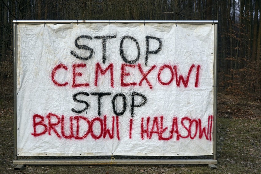 Protest pod firmą Cemex w Zalesiu Golczowskim (20.03.2023)....