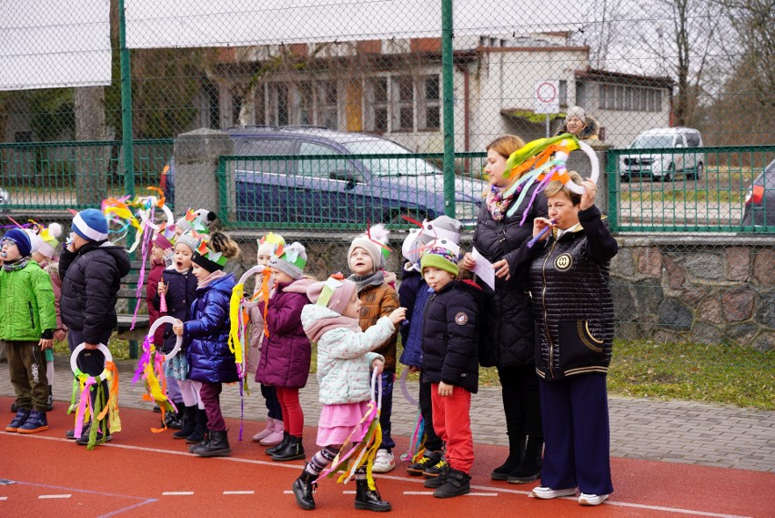 Głośne i kolorowe przywitanie wiosny w SP nr 1 w Miastku.