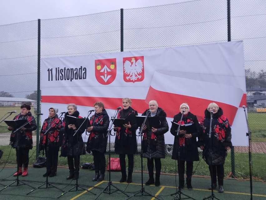 Obchody Święta Niepodległości w Samborcu. Był marsz Nordic Walking i wspólnie śpiewanie hymnu i pieśni. Zobacz zdjęcia