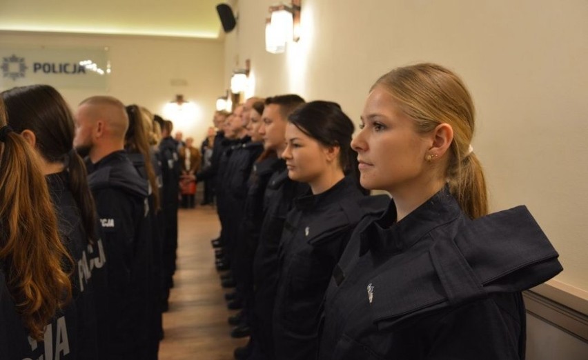 Nowi policjanci w opolskim garnizonie złożyli ślubowanie w komendzie wojewódzkiej w Opolu