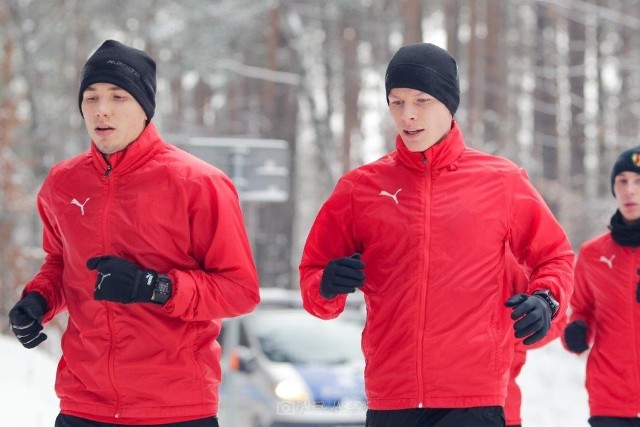 Mateusz Możdżeń (z lewej) w środę rano rozpoczął treningi z Koroną, ale po południu rozwiązał kontrakt