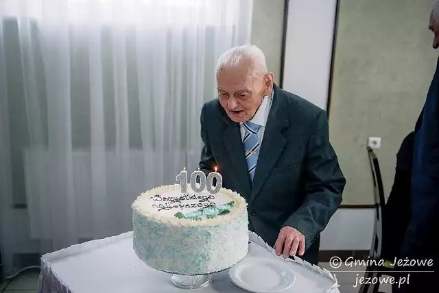 Stuletni Antoni Siudak zdmuchnął płomień świecy na torcie z okazji ukończenia stu lat życia