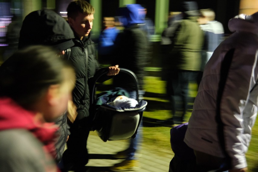 Autobusy Państwowej Straży Pożarnej przewożą uchodźców do Przemyśla. Na twarzach ludzi zmęczenie i smutek [ZDJĘCIA]