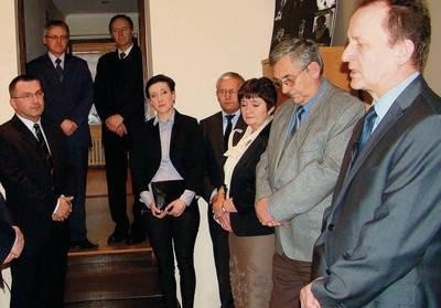 Włodzimierz Bernacki (pierwszy z prawej) otwiera swoje Biuro Poselskie Fot. Aleksander Gąciarz
