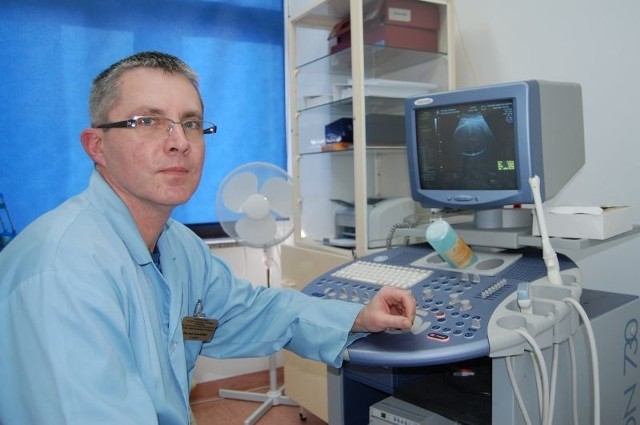 Doktor Leszek Bień pokazuje ultrasonograf, na którym od dwóch miesięcy pracują lekarze na oddziale ginekologiczno - położniczym.