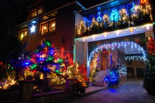 Zdjęcia świątecznej iluminacji na ul. Studnitza w podoleskim Świerczu przysłał Dariusz Domagała, fotograf amator z Olesna.>br>- Ludzie mają ładnie pooświetlane domy. Na domu państwa Sklorzów iluminacja wygląda jak z bajki . Pani Sklorz przyozdabia tak dom już od 15 lat - opisuje Dariusz Domagała. - Na szczególną uwagę zasługuje stajenka z figurkami i zaprzęgiem Świętego Mikołaja.