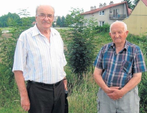 Kazimierz Wcisło (z lewej) i Tadeusz Ludera na łące, na...