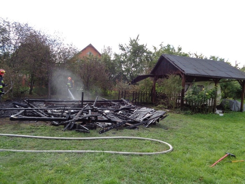 W gminie Pińczów spłonęła przyczepa kempingowa i dwie drewniane wiaty