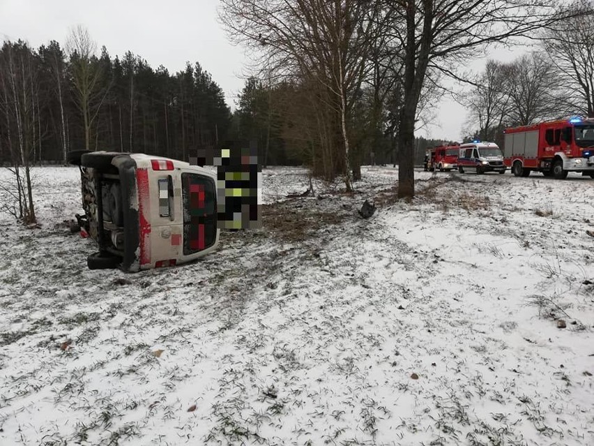 Pogoda nie sprzyja kierowcom. Strażacy z OSP Suchowola...