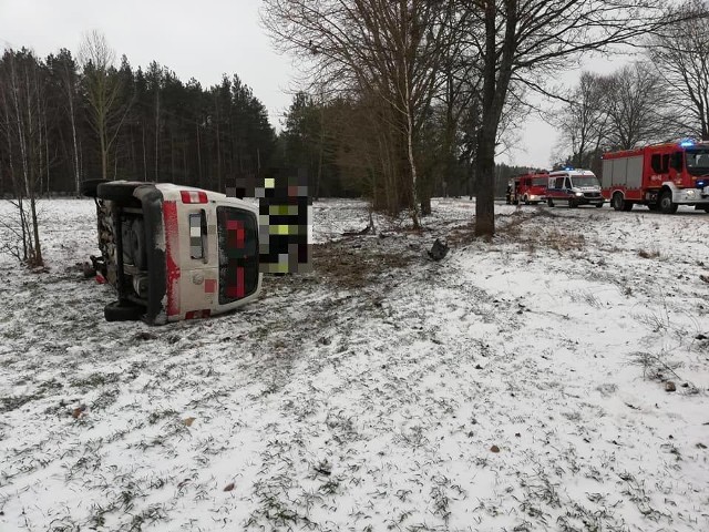 Pogoda nie sprzyja kierowcom. Strażacy z OSP Suchowola zostali wezwani w czwartek do wypadku na DW 670 niedaleko koloni wsi Głęboczyzna.