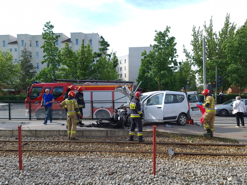 W Toruniu 17 maja kierowca daci, chcąc uniknąć zderzenia z...