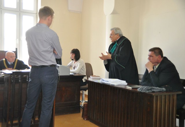 Bogusław Sobów (z prawej, zgodził się na ujawnienie danych i wizerunku) na sali rozpraw sądu w Szczecinku z mecenasem Mirosławem Wacławskim.