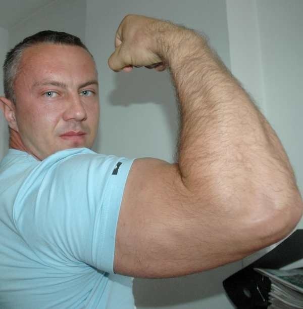 ŁUKASZ GOMUŁA Ma 33 lata. Jest handlowcem, mieszka w Pszczewie. Waży 96 kg, jego biceps ma w obwodzie 49 cm, a klatka piersiowa 130 cm.