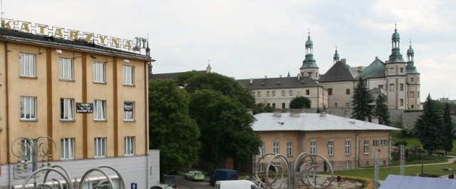 Budynek przy ulicy Kapitulnej w Kielcach nie wszystkim się podoba, ale po wyburzeniu go, widok na wzgórze zamkowe przesłoni kamienica mniej ciekawa i w gorszym stanie technicznym.