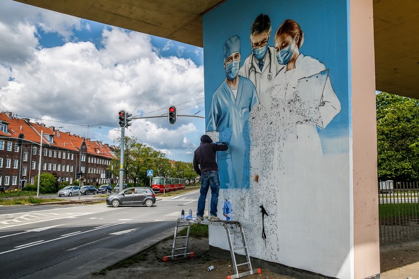 Gdańsk: Mural dla lekarzy. Autorem Marek Looney Rybowski [zdjęcia, wideo]