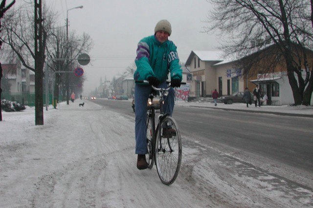 - Gdy jadę, nie jest mi zimno - mówi rowerzysta Dawid Tokarski.
