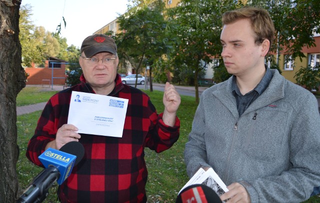 Były prezydent Andrzej Szlęzak pokazuje kopertę z ulotką, obok Jakub Kopyto, kandydat na radnego miejskiego